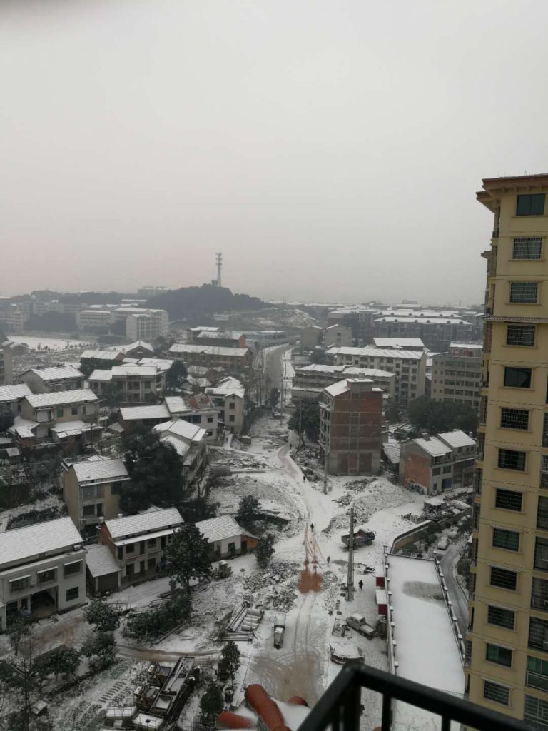 你那里下雪了吗,雪在天空徘徊只为找个合适的落脚点-万荀网